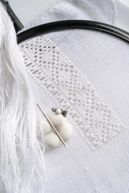 Detale haftu na białej tkaninie